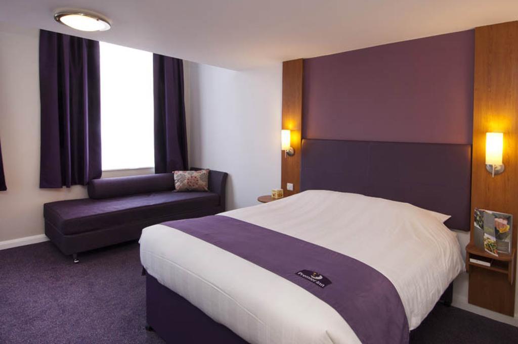 Premier Inn London Gatwick Airport - Manor Royal Кролей Экстерьер фото