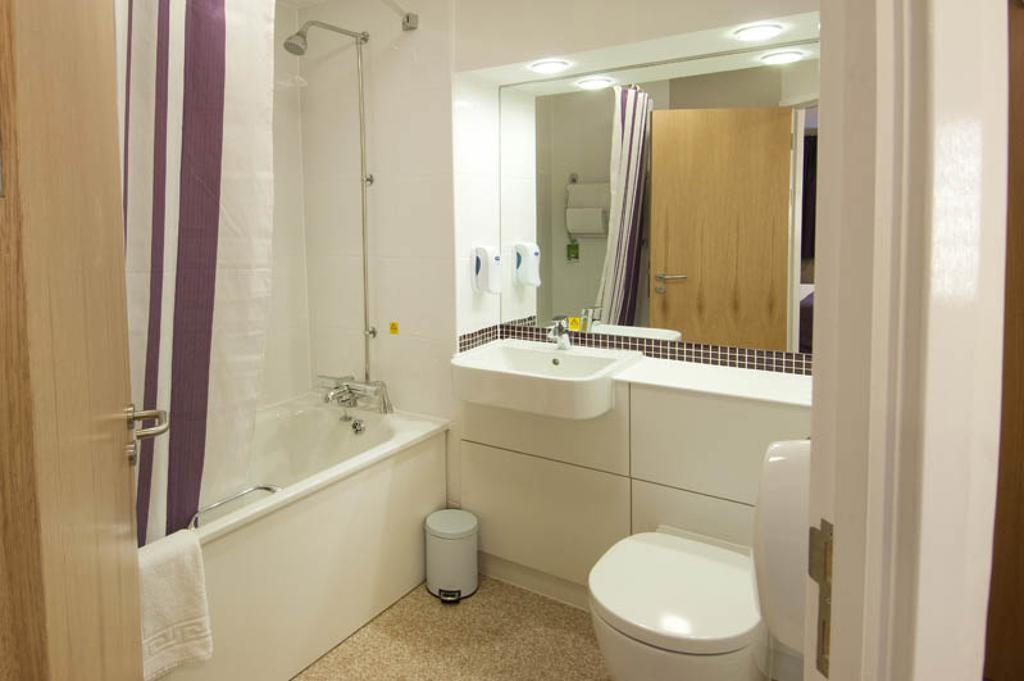 Premier Inn London Gatwick Airport - Manor Royal Кролей Экстерьер фото