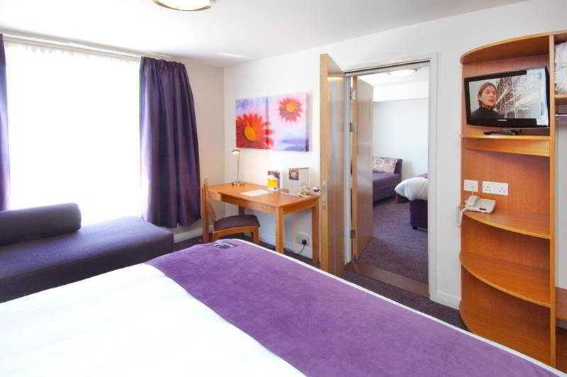 Premier Inn London Gatwick Airport - Manor Royal Кролей Экстерьер фото